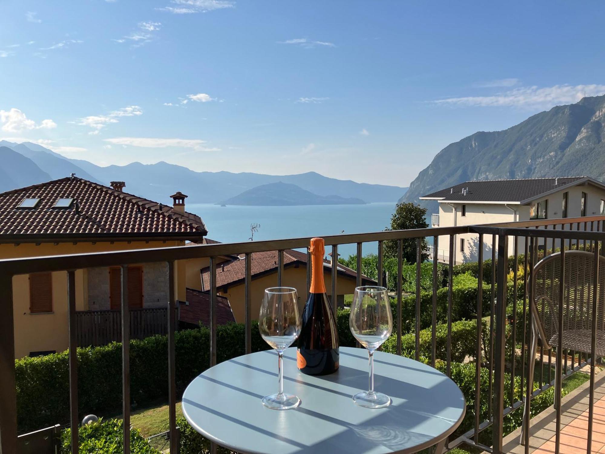 Happy Guest Apartments - Lake View And Pool Riva di Solto Extérieur photo